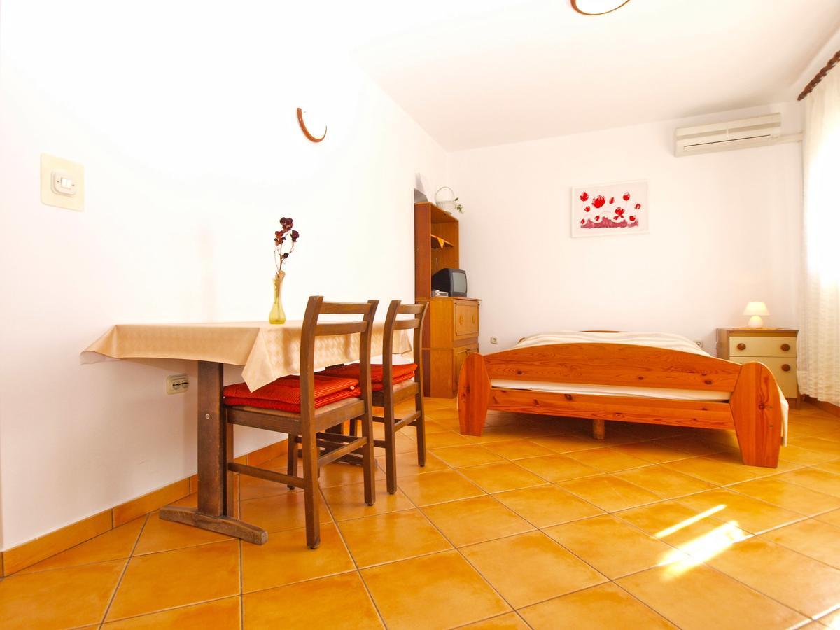 Apartments Mirela 1554 プーラ エクステリア 写真