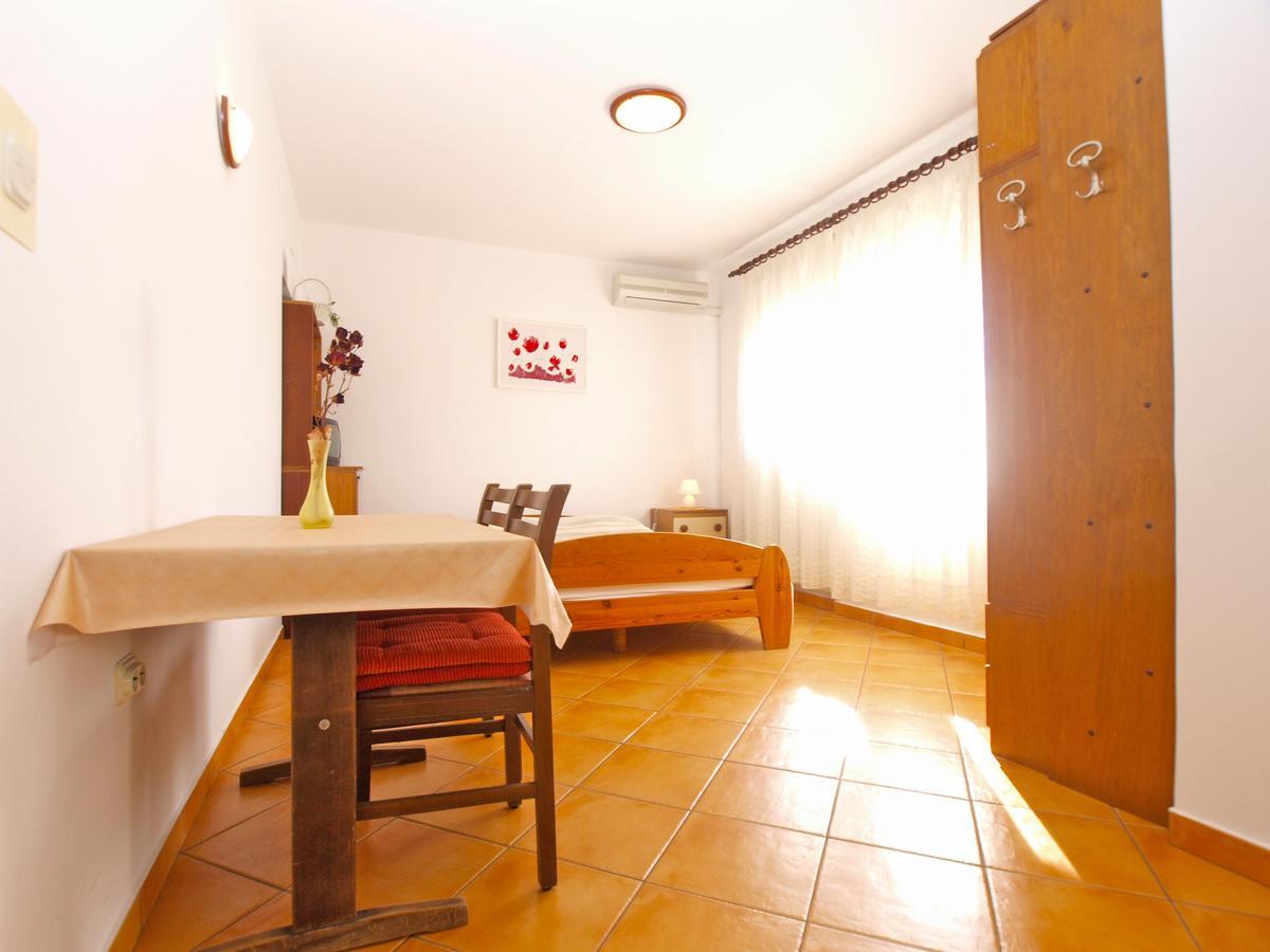 Apartments Mirela 1554 プーラ エクステリア 写真